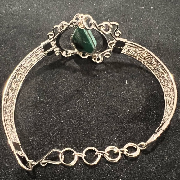 BRAND NEW! Handmade zilvertone adjustable bracelet with green gemstone. OSFM - Picture 4 of 9